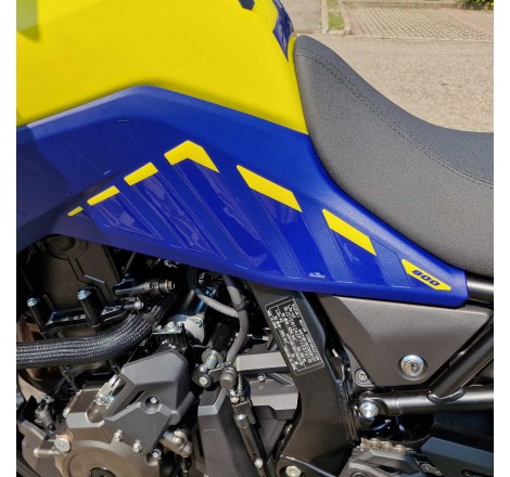 Paraserbatoio adesivo carbon e blu per la moto Suzuki V-Strom 800DE  Labelbike 7438649960516