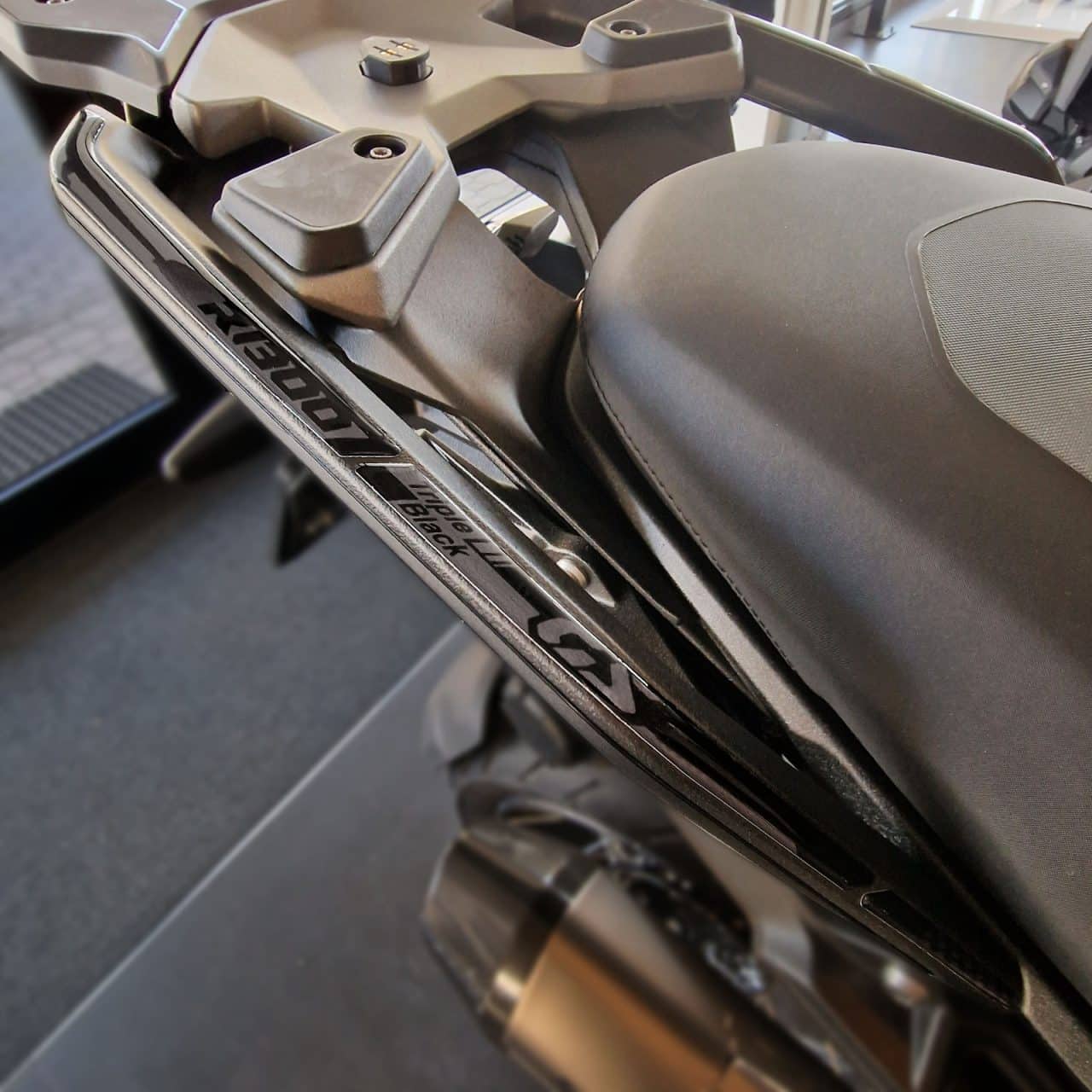 Autocollant 3D compatibles avec BMW R 1300 GS Triple Black 2024 Poignées Arrière – Image 11