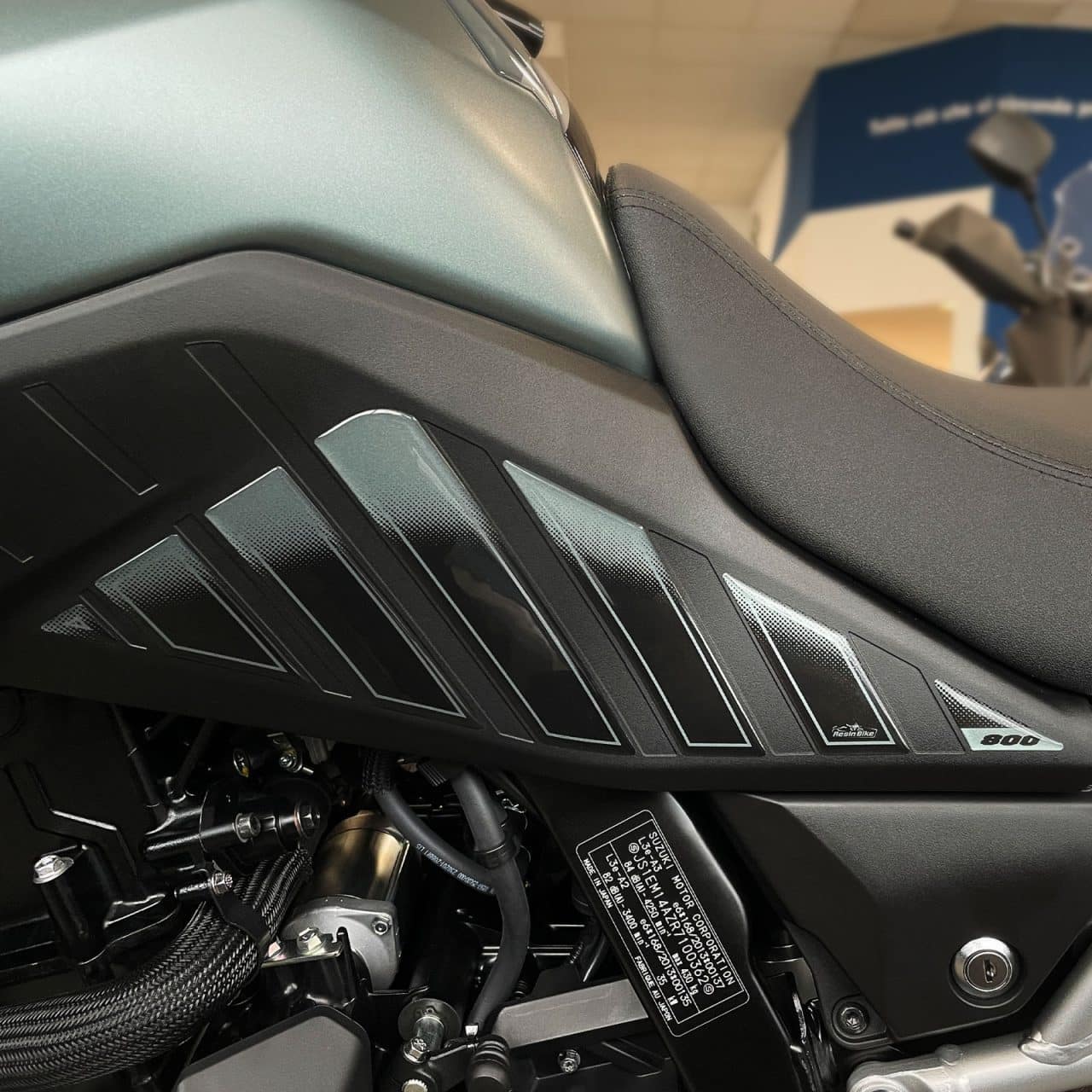 Autocollant compatibles avec Suzuki V-Strom 800 SE 2023-2024 Latérales Réservoir – Image 4