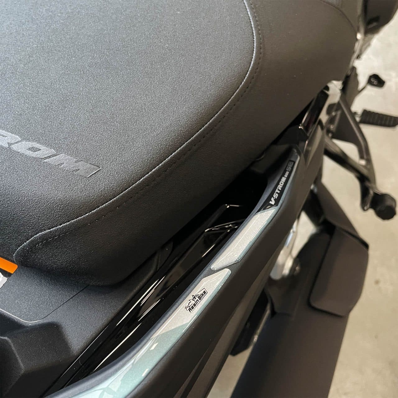 Autocollant 3D compatibles avec Suzuki V-Strom 800 2023-2024 Poignées Arrière – Image 6