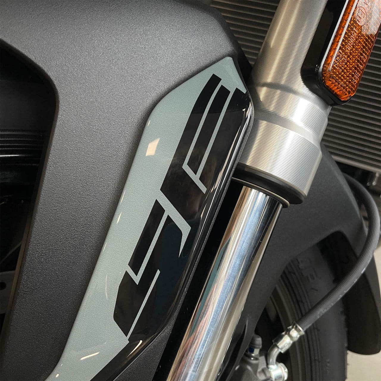 Adesivi 3D compatibili con Suzuki V-Strom 800 SE 2023-2024 Protezione Parasteli - immagine 4