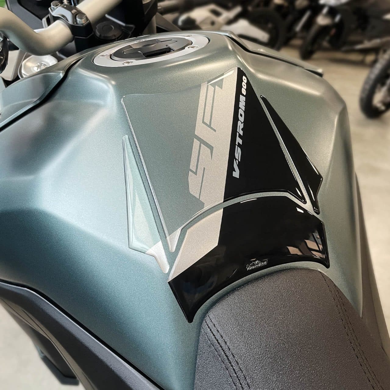 Autocollant Moto 3D compatibles avec Suzuki V-Strom 800 SE 2023-2024 Réservoir