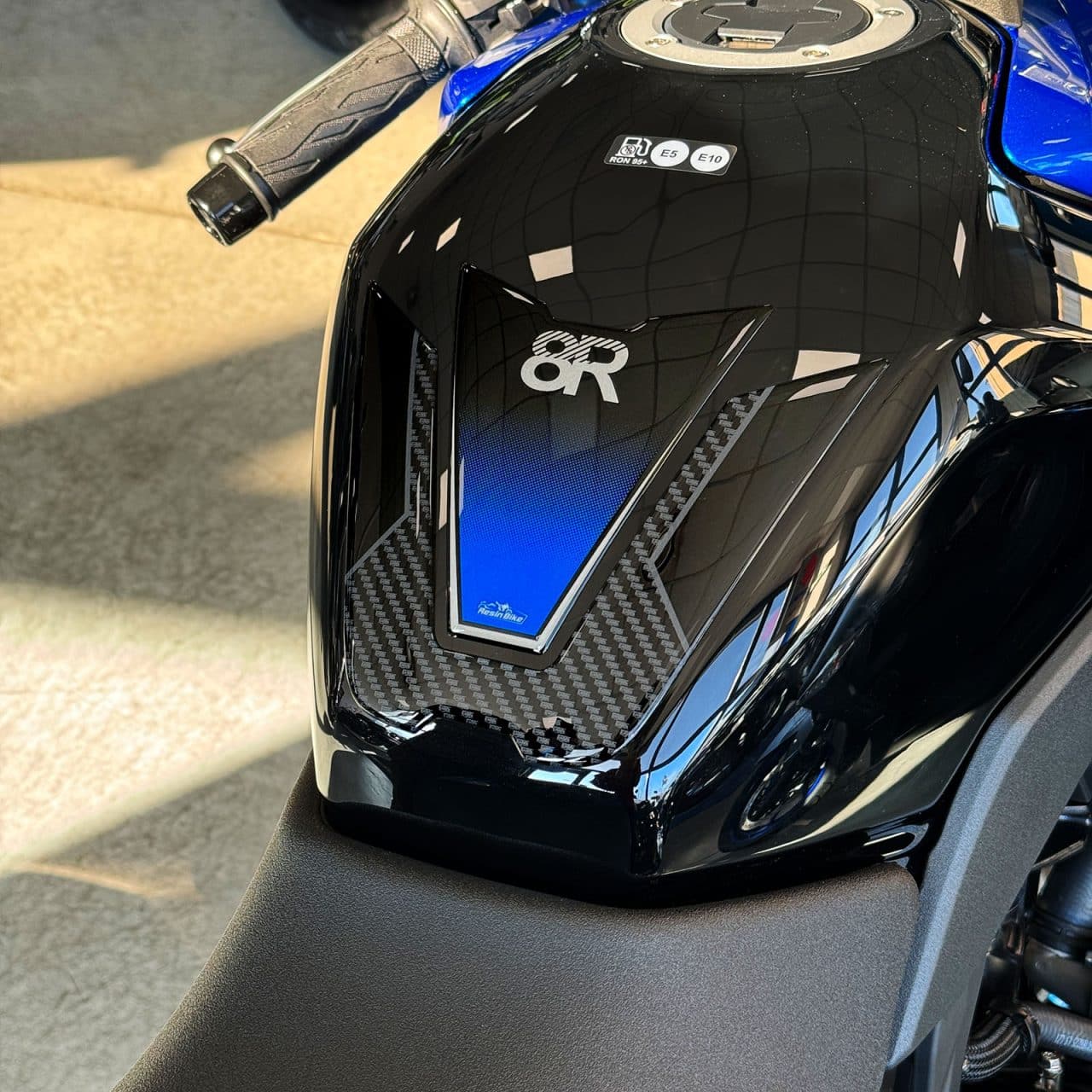 Paraserbatoio Adesivi 3D compatibili con Suzuki GSX 8R 2024 Blu Miami Protezione - immagine 6