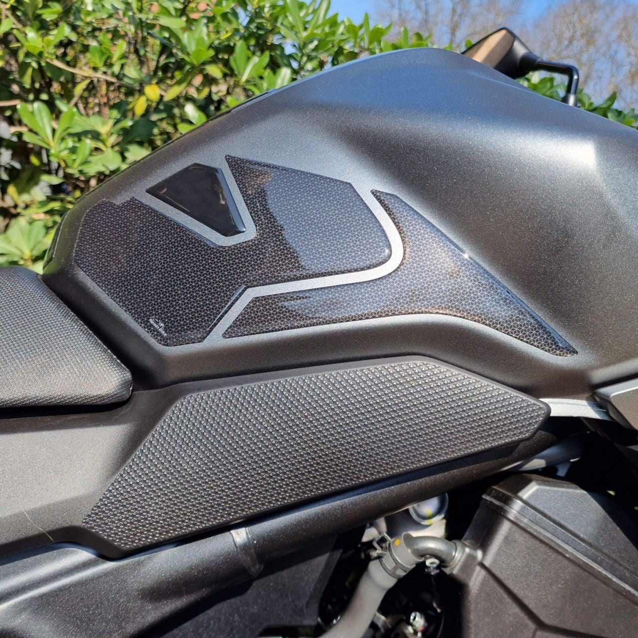 Kit Tank Basic Stickers 3D compatible with Honda Hornet 750 2023 - Image 2