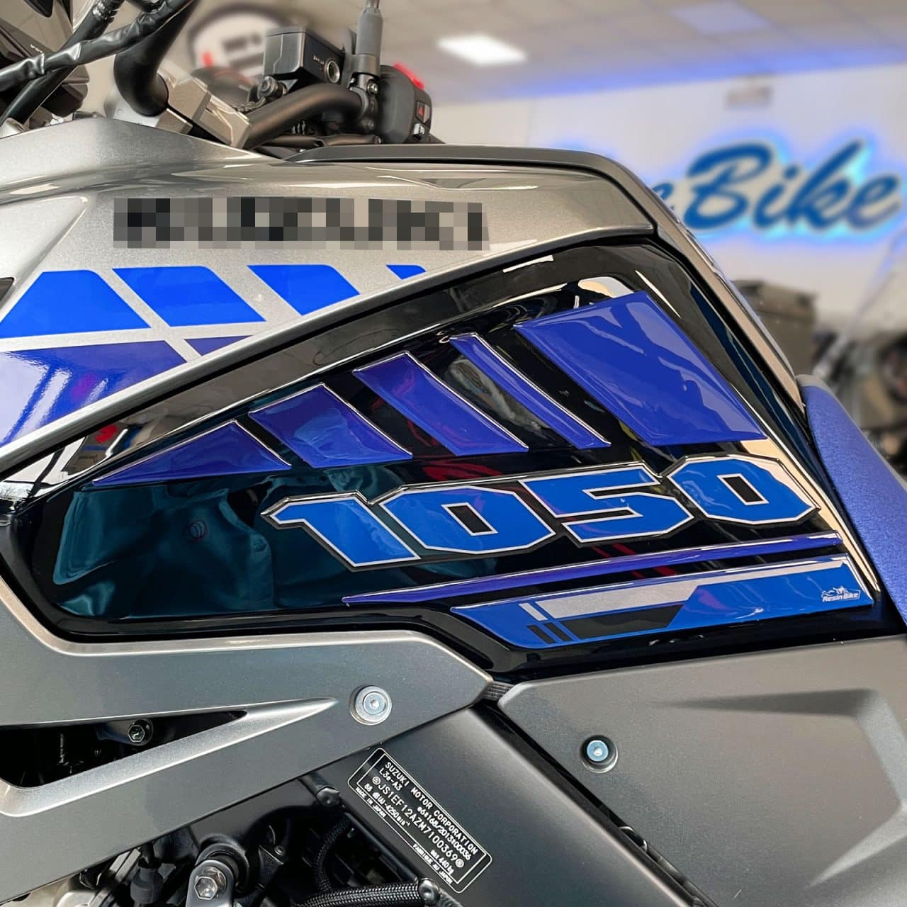 Kit Basic Aufkleber 3D Kompatibel mit Suzuki V-Strom 1050 2020-2023 Grau-Aspen – Bild 3