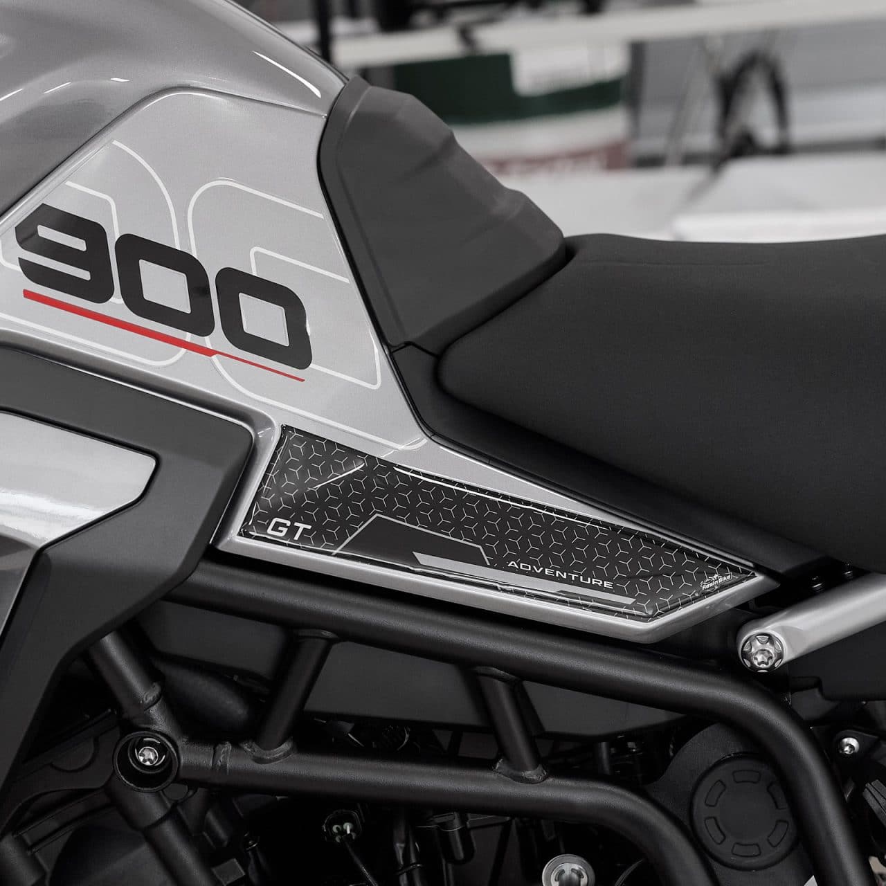 Adesivi 3D compatibili con Triumph Tiger 900 GT-GT Pro 2024 Laterali Serbatoio