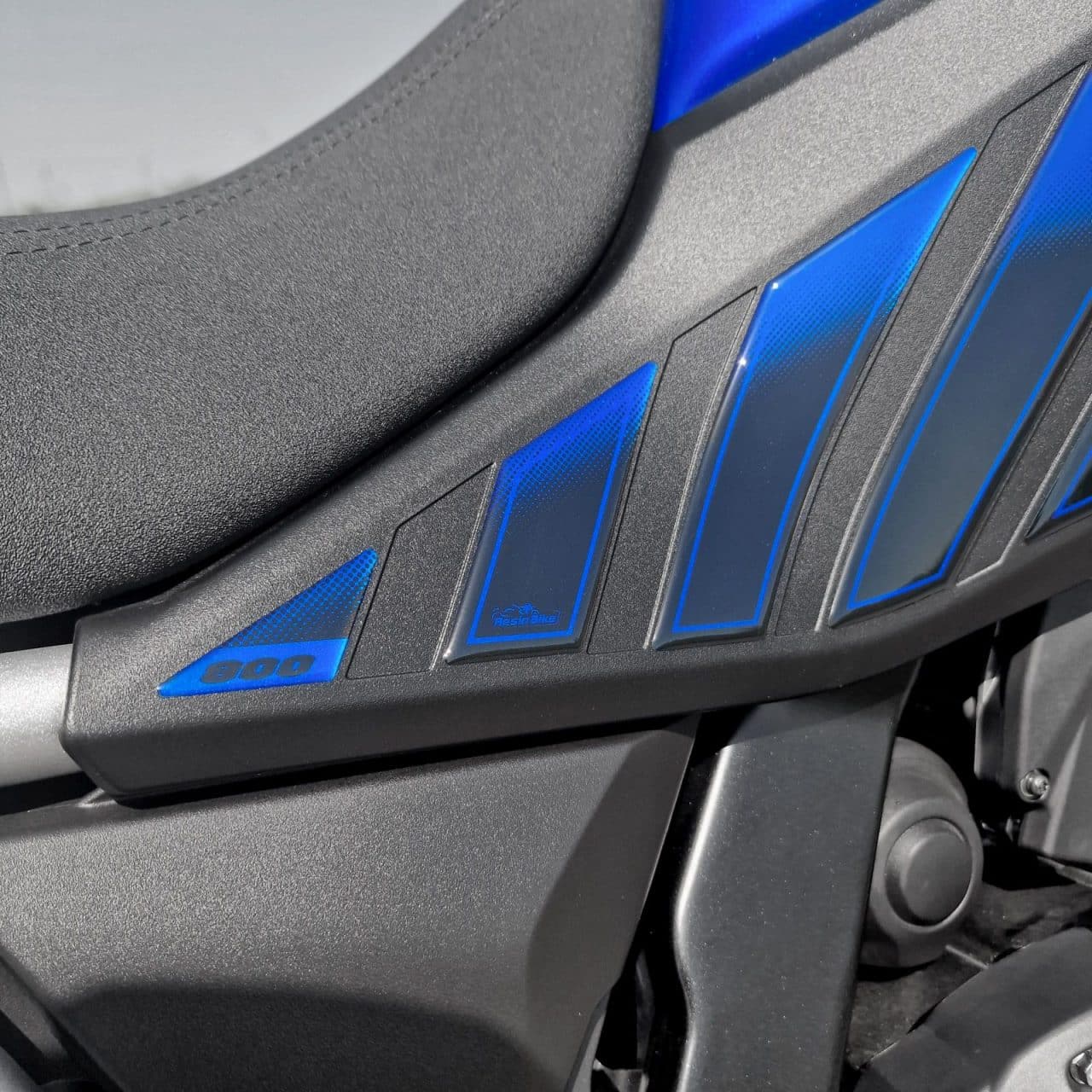 Aufkleber 3D Kompatibel mit Suzuki V-Strom 800 SE 2023-2024 Blau Tank Side – Bild 4