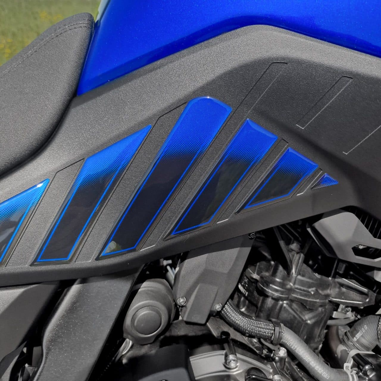 Adesivi 3D compatibili con Suzuki V-Strom 800 SE 2023-2024 Lati Serbatoio Blu - immagine 5