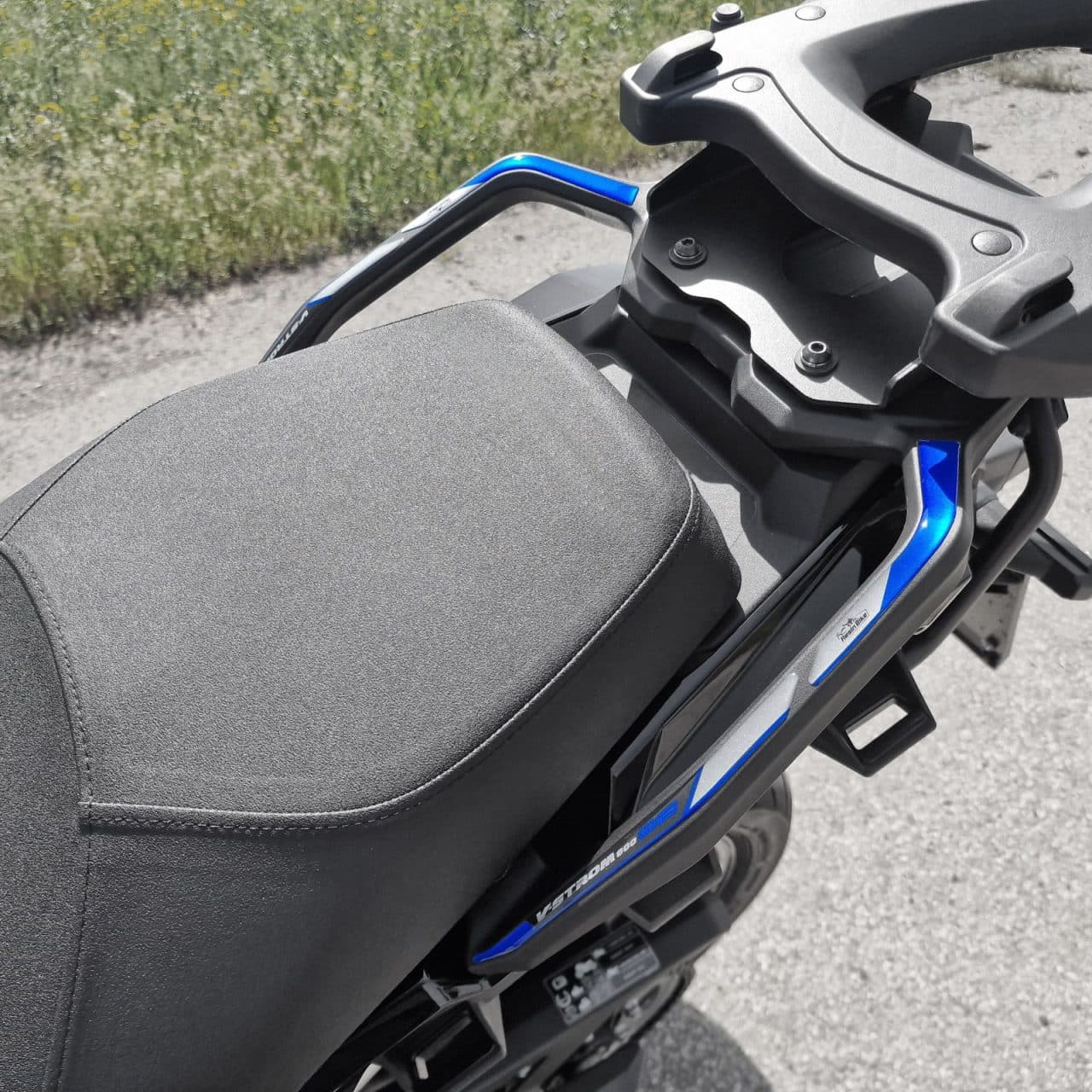 Aufkleber 3D Kompatibel mit Suzuki V-Strom 800 SE 2023-2024 Blau Beifahrergriffe