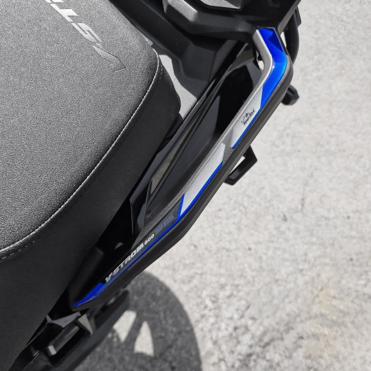 Aufkleber 3D Kompatibel mit Suzuki V-Strom 800 SE 2023-2024 Blau Beifahrergriffe – Bild 4