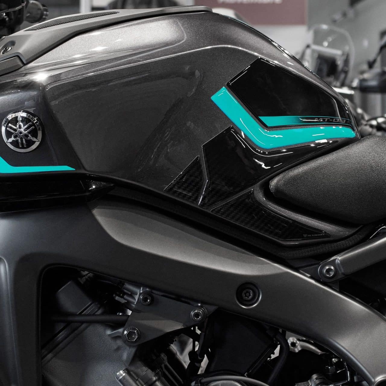 Kit Tank Basic Motorcycle Stickers 3D compatible with Yamaha MT-09 2024 Cyan - Image 5