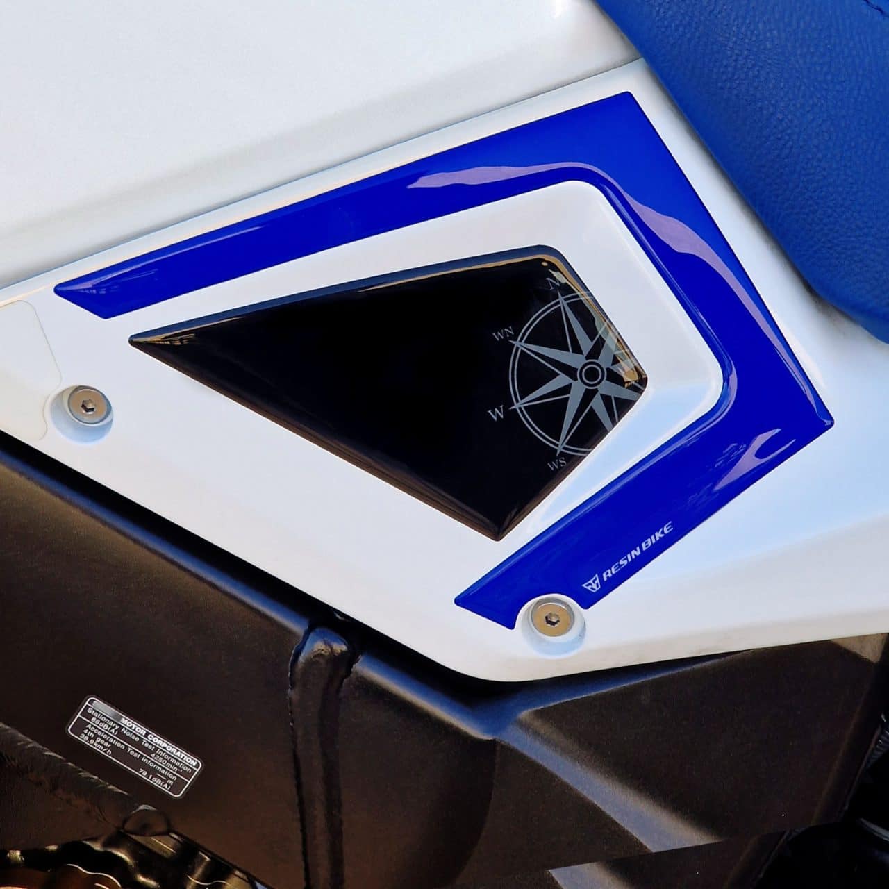 Autocollant 3D compatibles avec Suzuki V-Strom 1050 DE 2024 Bleu Sous-Selle