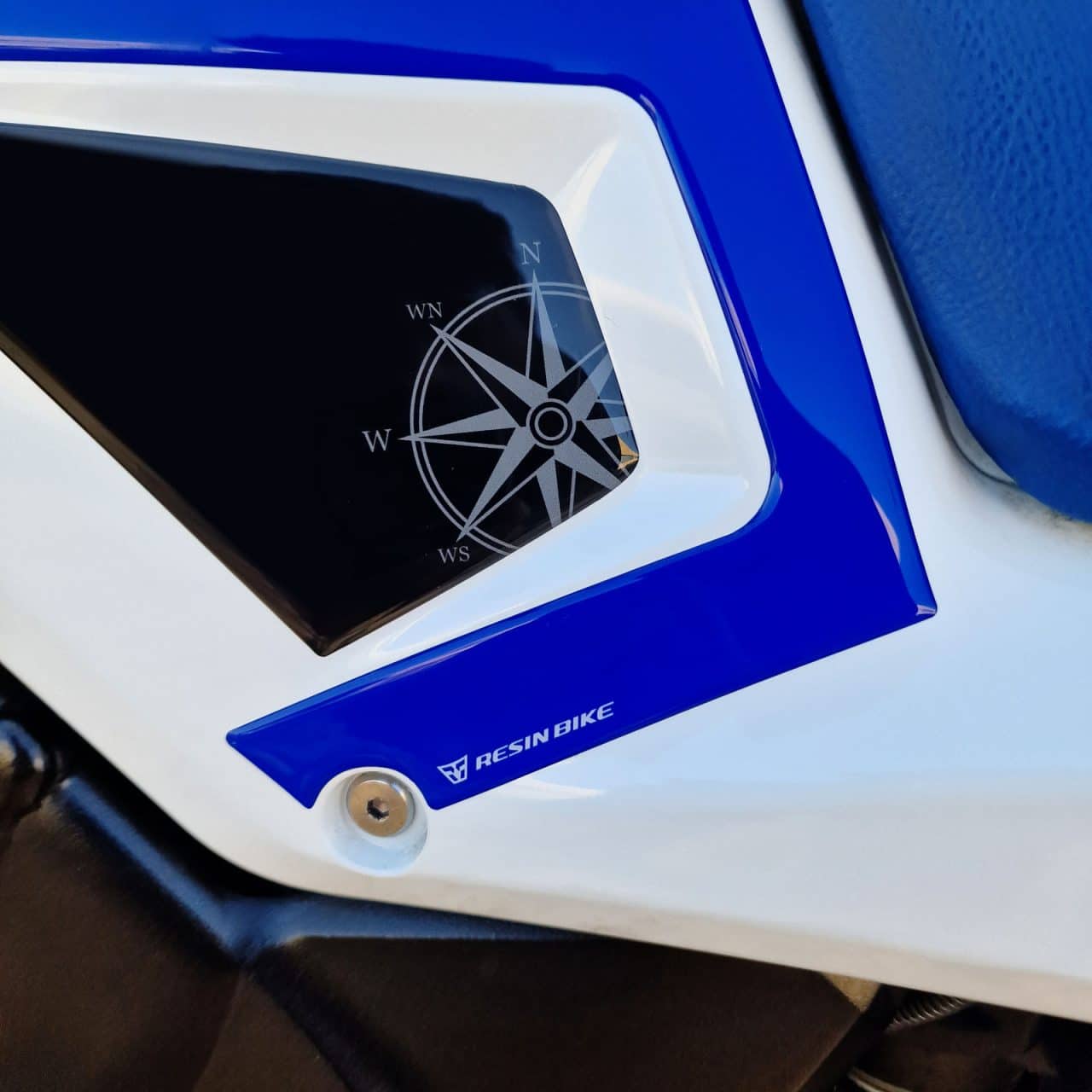 Autocollant 3D compatibles avec Suzuki V-Strom 1050 DE 2024 Bleu Sous-Selle – Image 4