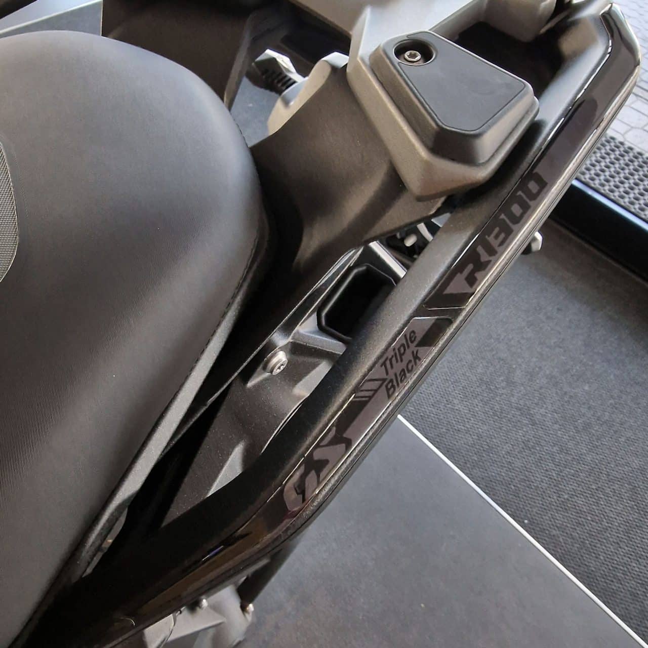 Autocollant 3D compatibles avec BMW R 1300 GS Triple Black 2024 Poignées Arrière – Image 5