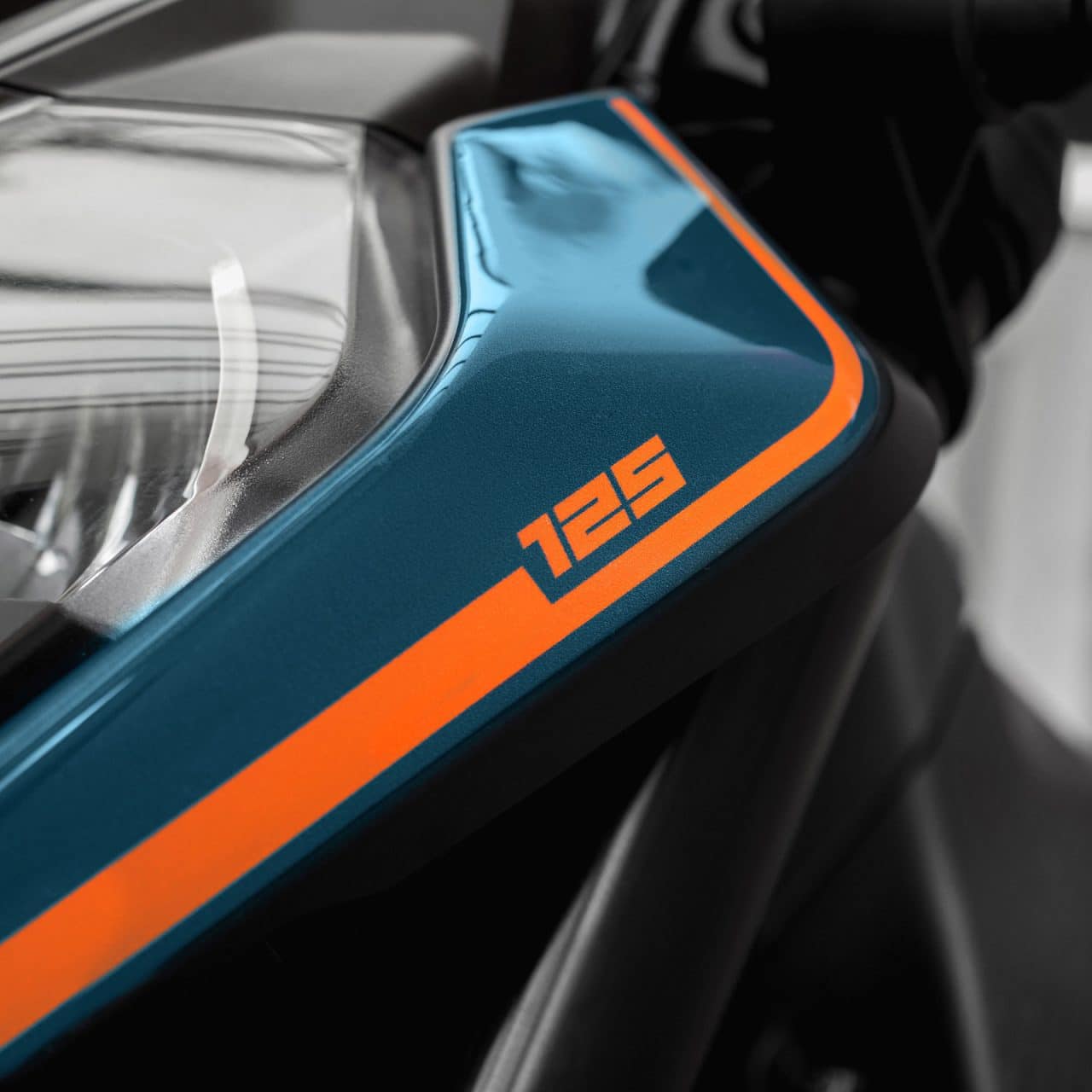 Adesivi 3D compatibili con KTM 125 Duke 2024 Protezione Fanale - immagine 4