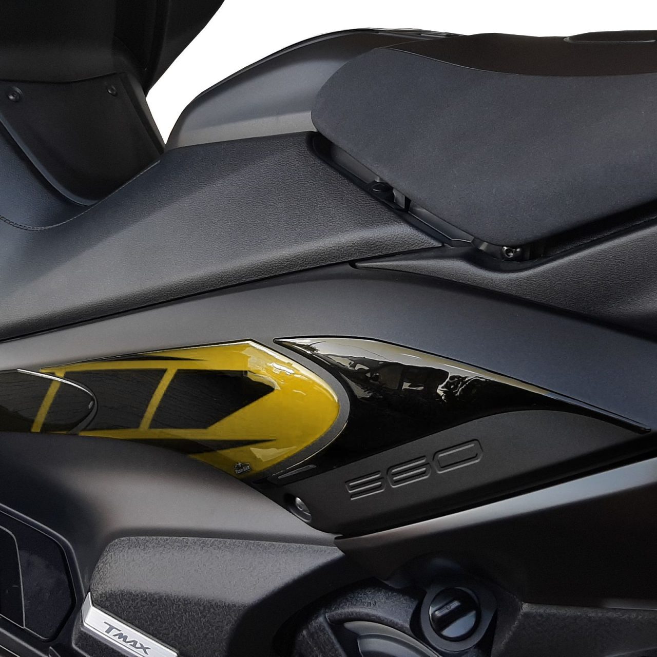 Adesivi 3D compatibili con Yamaha T-MAX 560 2020 Protezioni Lati Serbatoio Oro - immagine 3