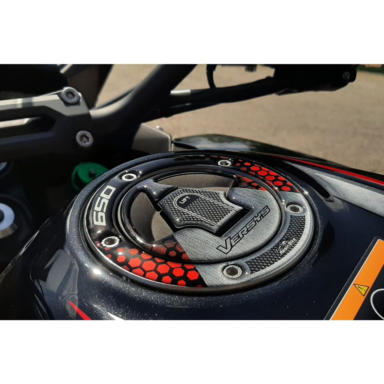 Adesivi 3D compatibili con Kawasaki Versys 650 2017-2021 Tappo Serbatoio Rosso - immagine 5