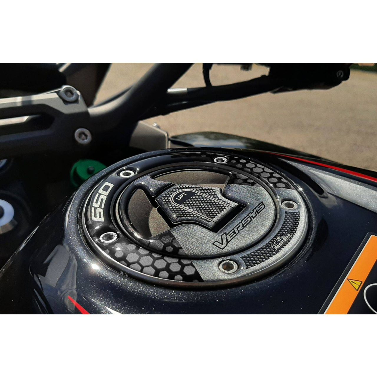 Adesivi 3D compatibili con Kawasaki Versys 650 2017-2021 Tappo Serbatoio Silver - immagine 5