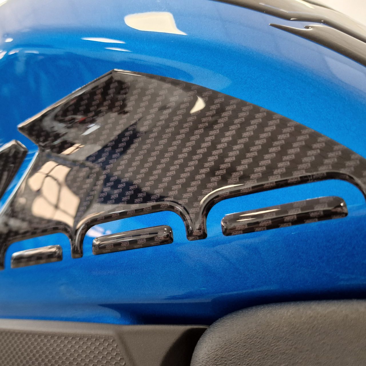 Adesivi 3D compatibili con Suzuki Gsx-s 1000 GT 2022-2024 Laterali Serbatoio - immagine 4