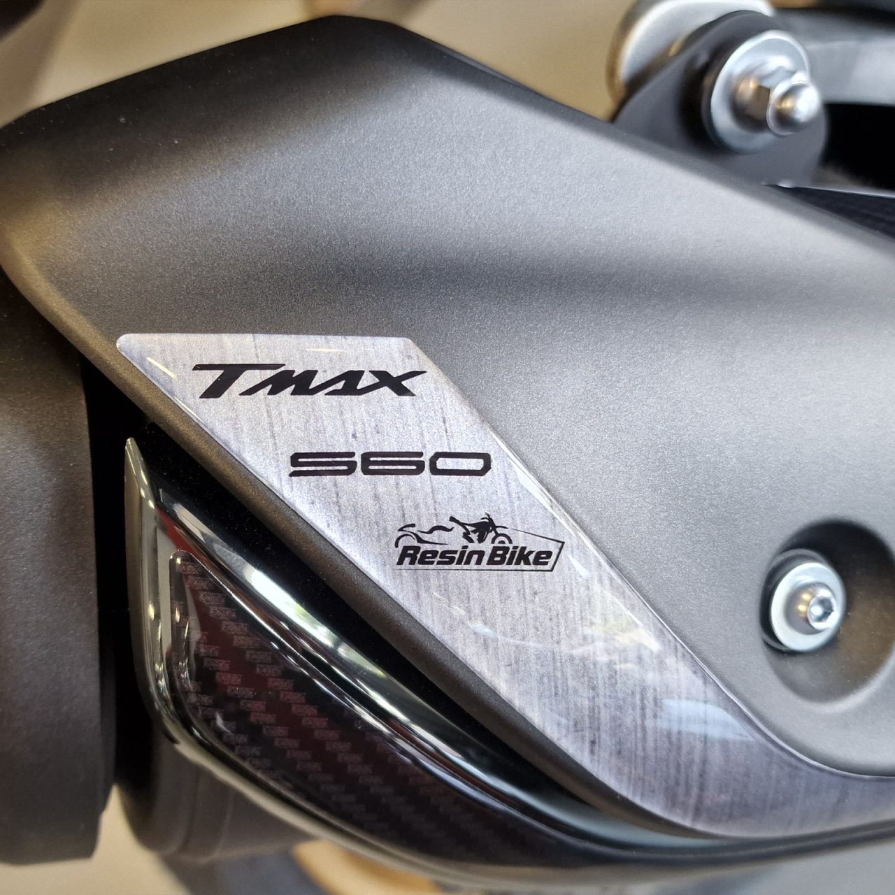 Adesivi 3D compatibili con Yamaha T-MAX 560 2022 Protezione Marmitta - immagine 4