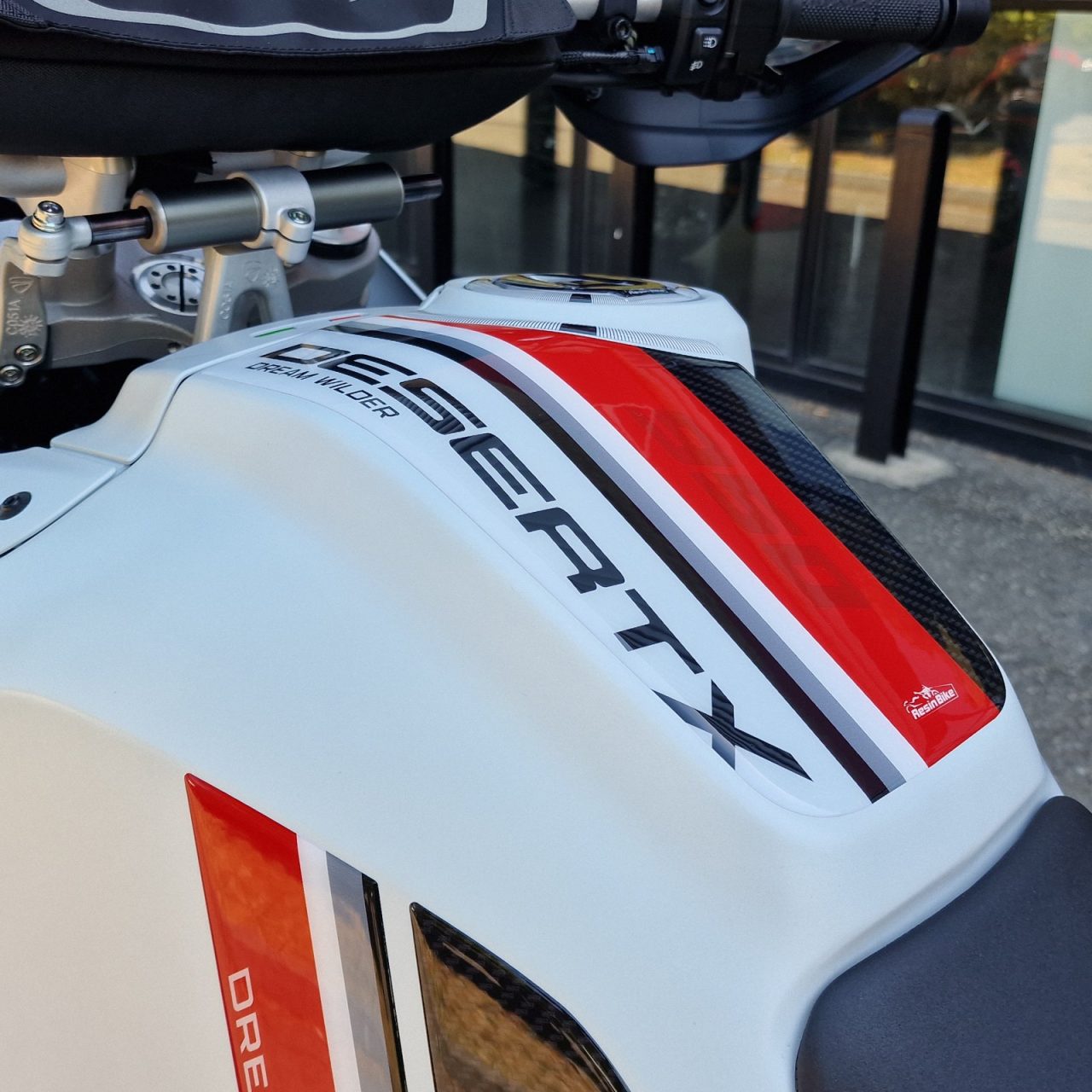 Paraserbatoio Adesivi 3D compatibili con Ducati DesertX 2022 Protezione - immagine 5