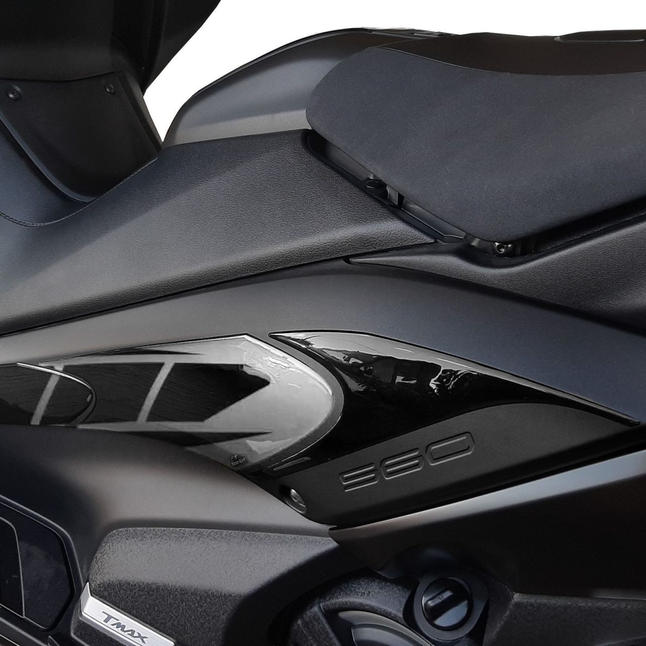 Autocollant compatibles avec Yamaha T-MAX 560 2020 Latérales Réservoir Argenté – Image 4