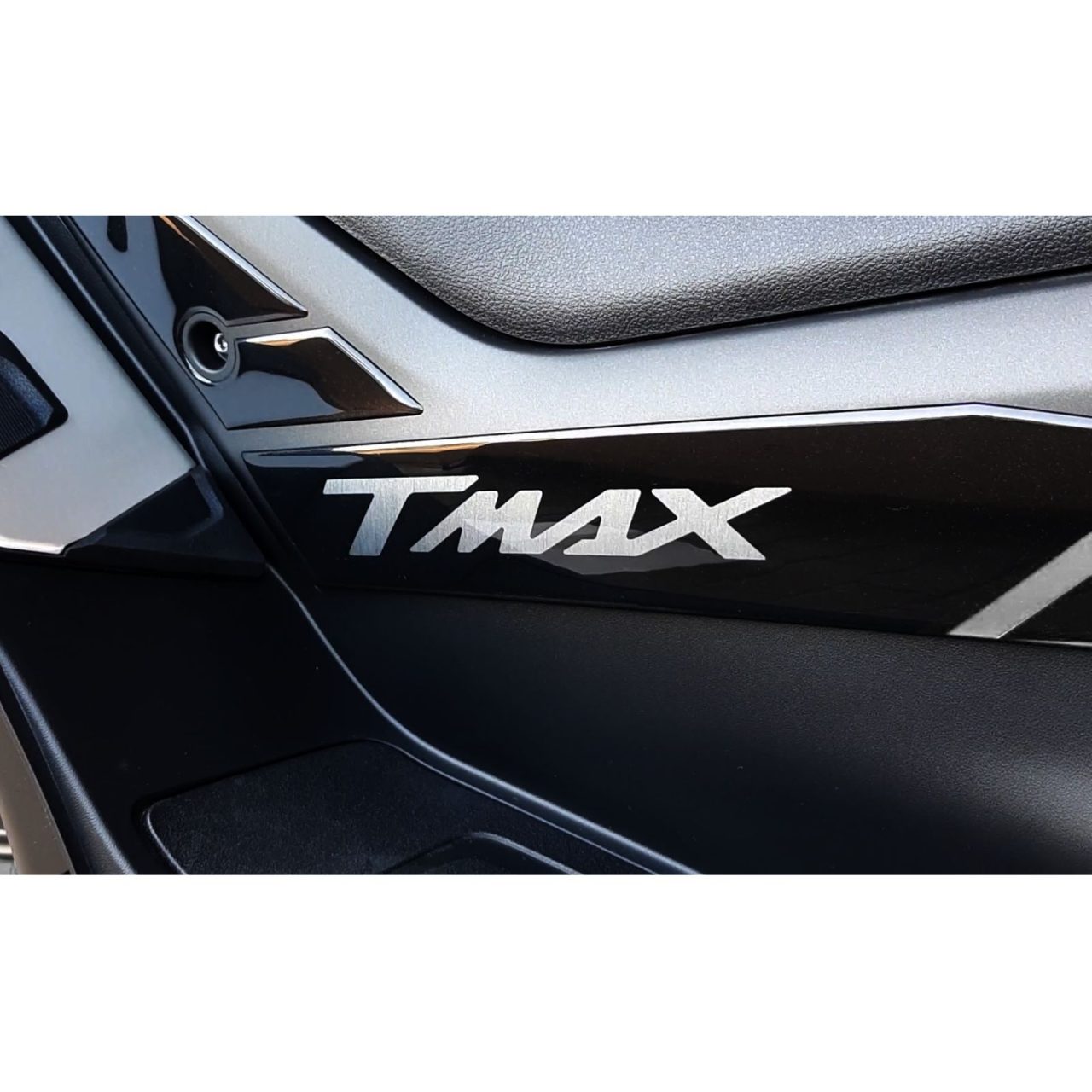 Autocollant compatibles avec Yamaha T-MAX 560 2020 Latérales Réservoir Argenté – Image 5