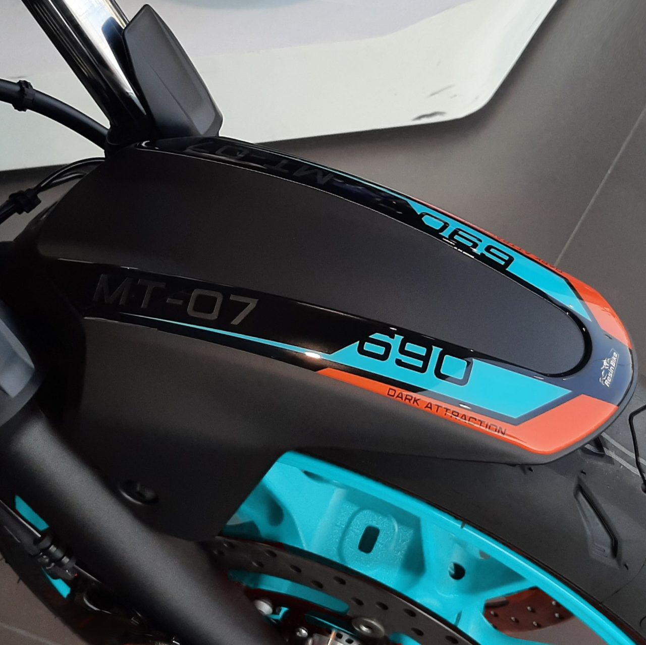 Kit Serbatoio Adesivi 3D compatibili con Yamaha MT-07 2021-2024 Cyan Storm Base - immagine 3