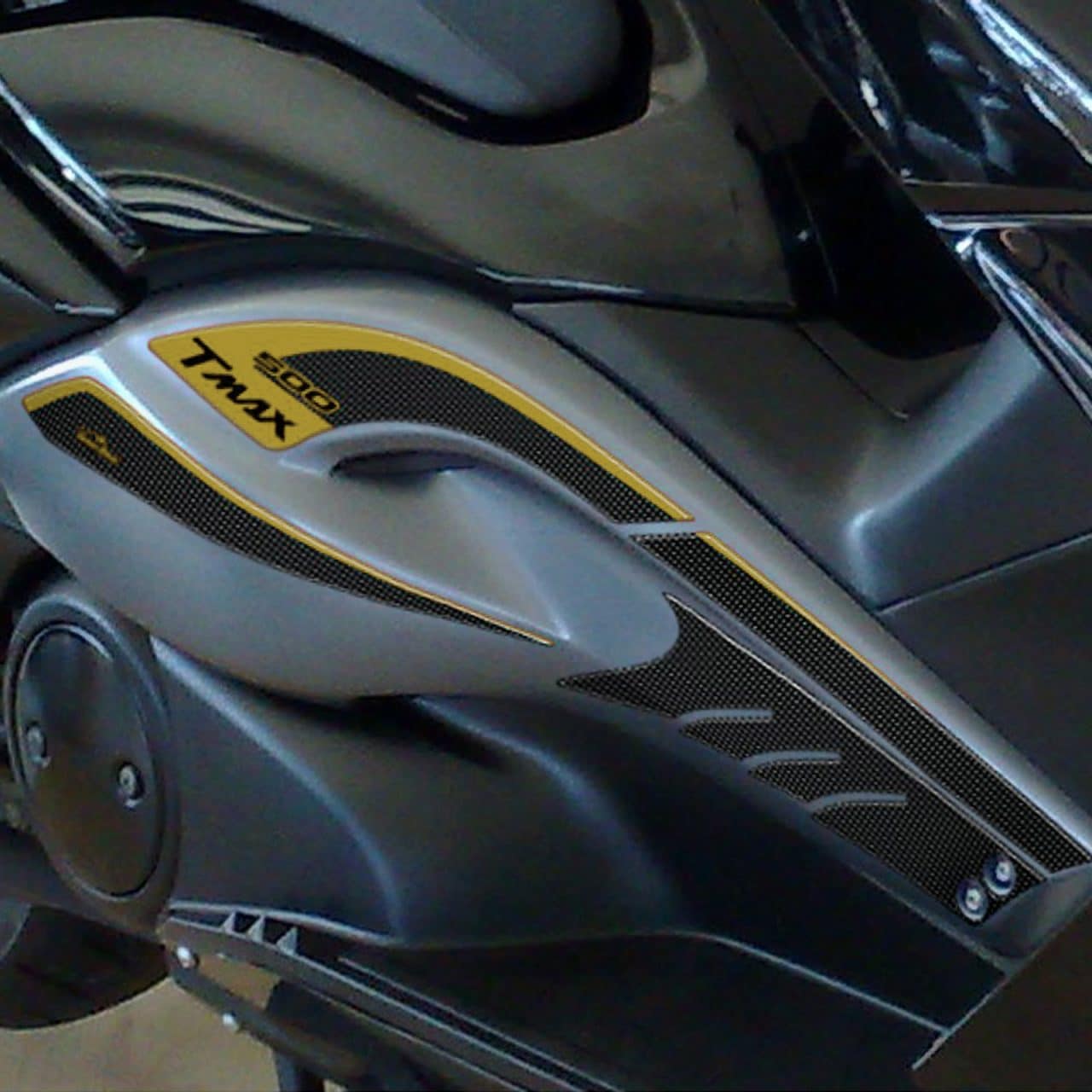 Adesivi 3D compatibili con Yamaha TMAX 2008-2011 Protezioni Laterali Pedana Oro