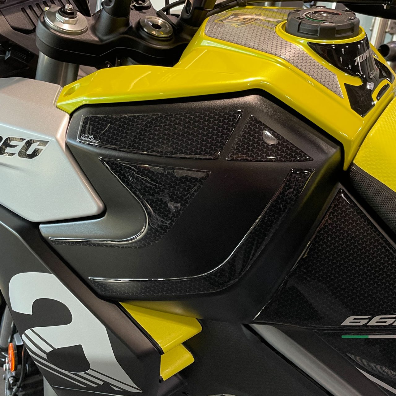 Adesivi 3D compatibili con Aprilia Tuareg 660 2022-2023 Laterali Serbatoio