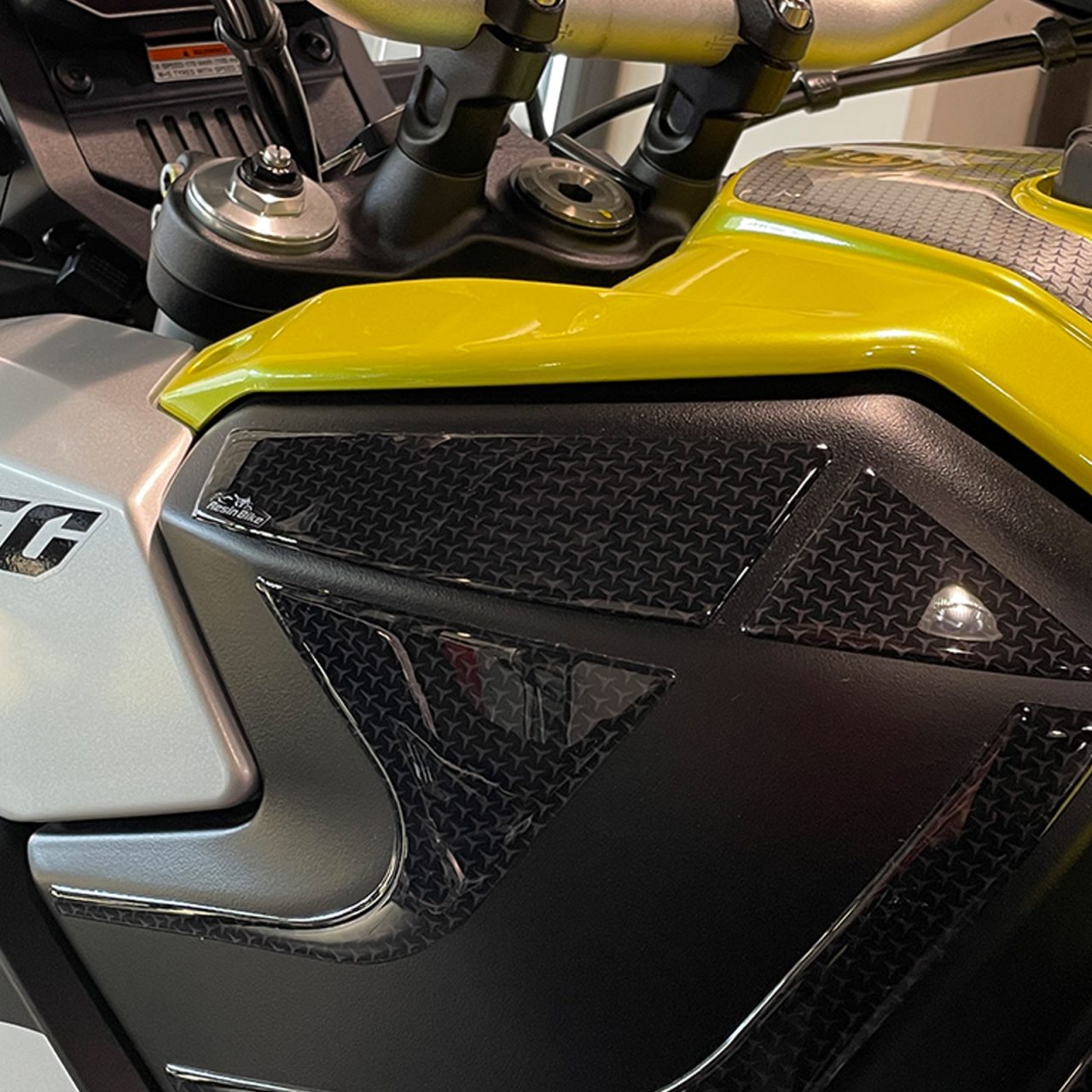 Adesivi 3D compatibili con Aprilia Tuareg 660 2022-2023 Laterali Serbatoio - immagine 4