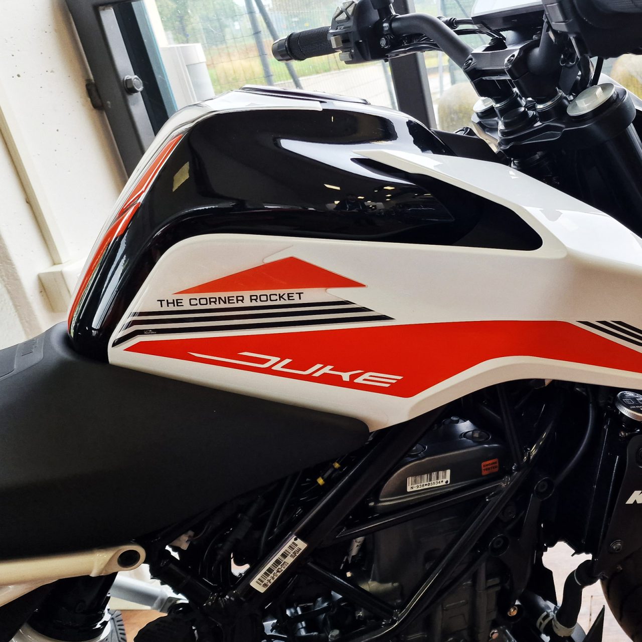 Autocollant compatibles avec KTM Duke 390 2021-2023 Côtés du réservoir Blanc