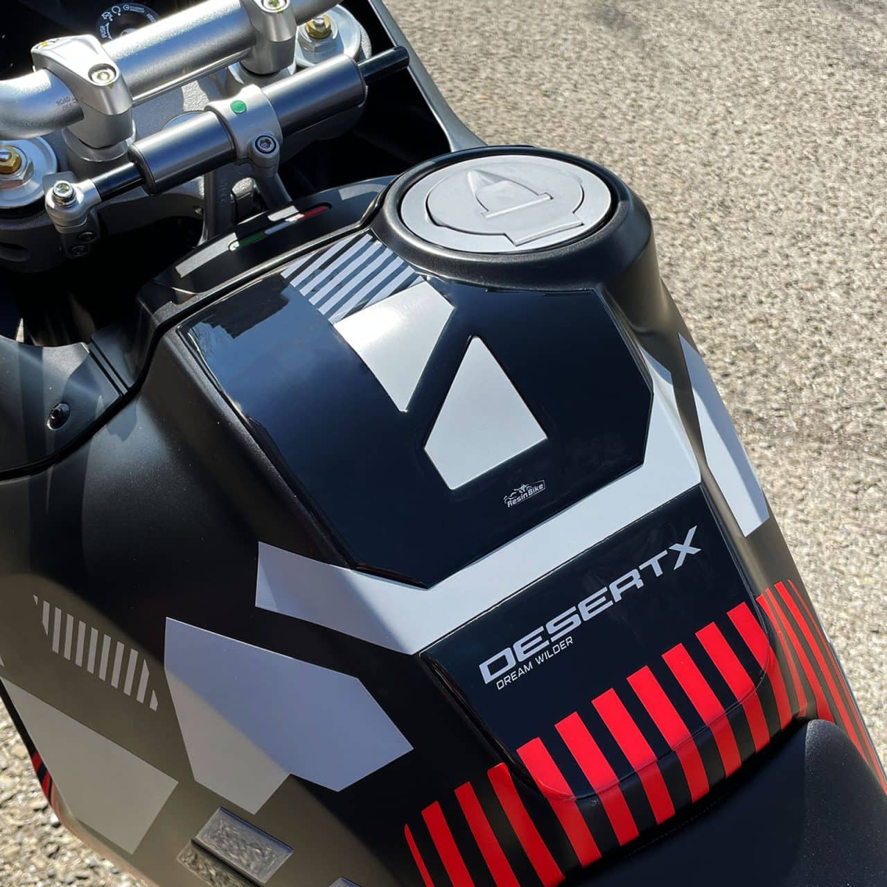 Paraserbatoio Adesivi 3D compatibili con Ducati DesertX RR22 2023 Protezione - immagine 2