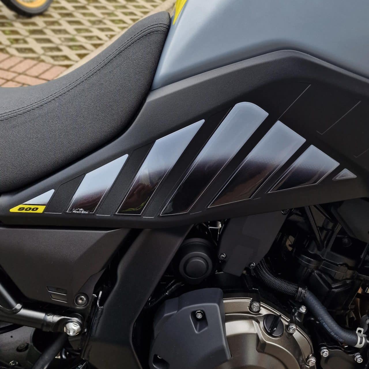 Aufkleber für Motorrad Kompatibel mit Suzuki V-Strom 800 DE 2023 Tank Side