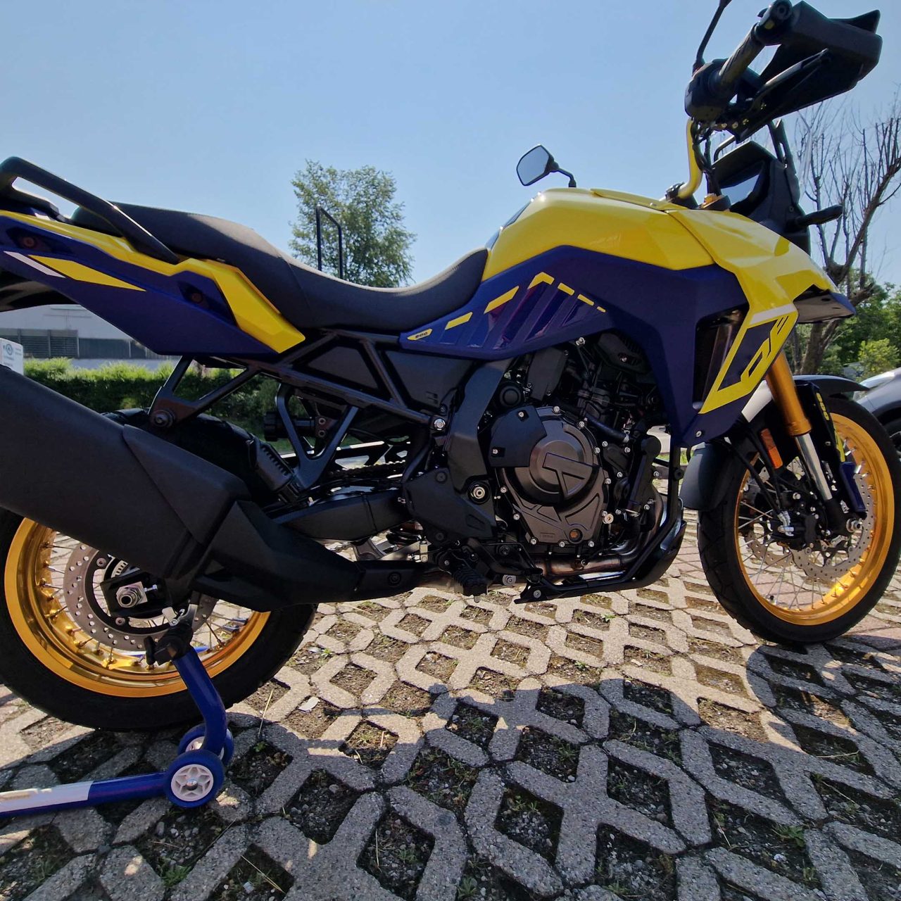 Autocollant 3D compatibles avec Suzuki V-Strom 800 DE 2023 Latérales Jaune – Image 6