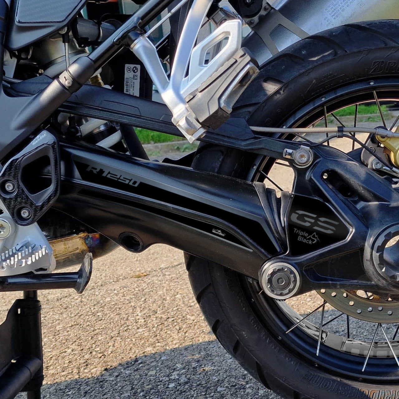 Adesivi 3D compatibili con BMW GS 1250 Adventure Triple Black 2023 Forcellone - immagine 4