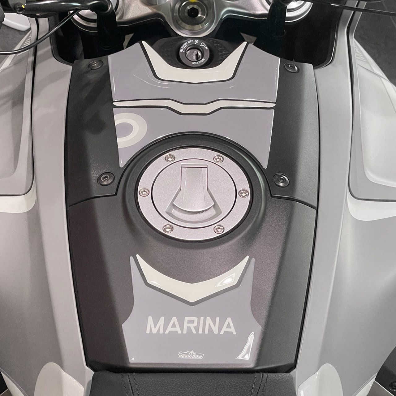 Kit Serbatoio Adesivi 3D compatibili con Moto Guzzi V100 Mandello 2023 Marina - immagine 3