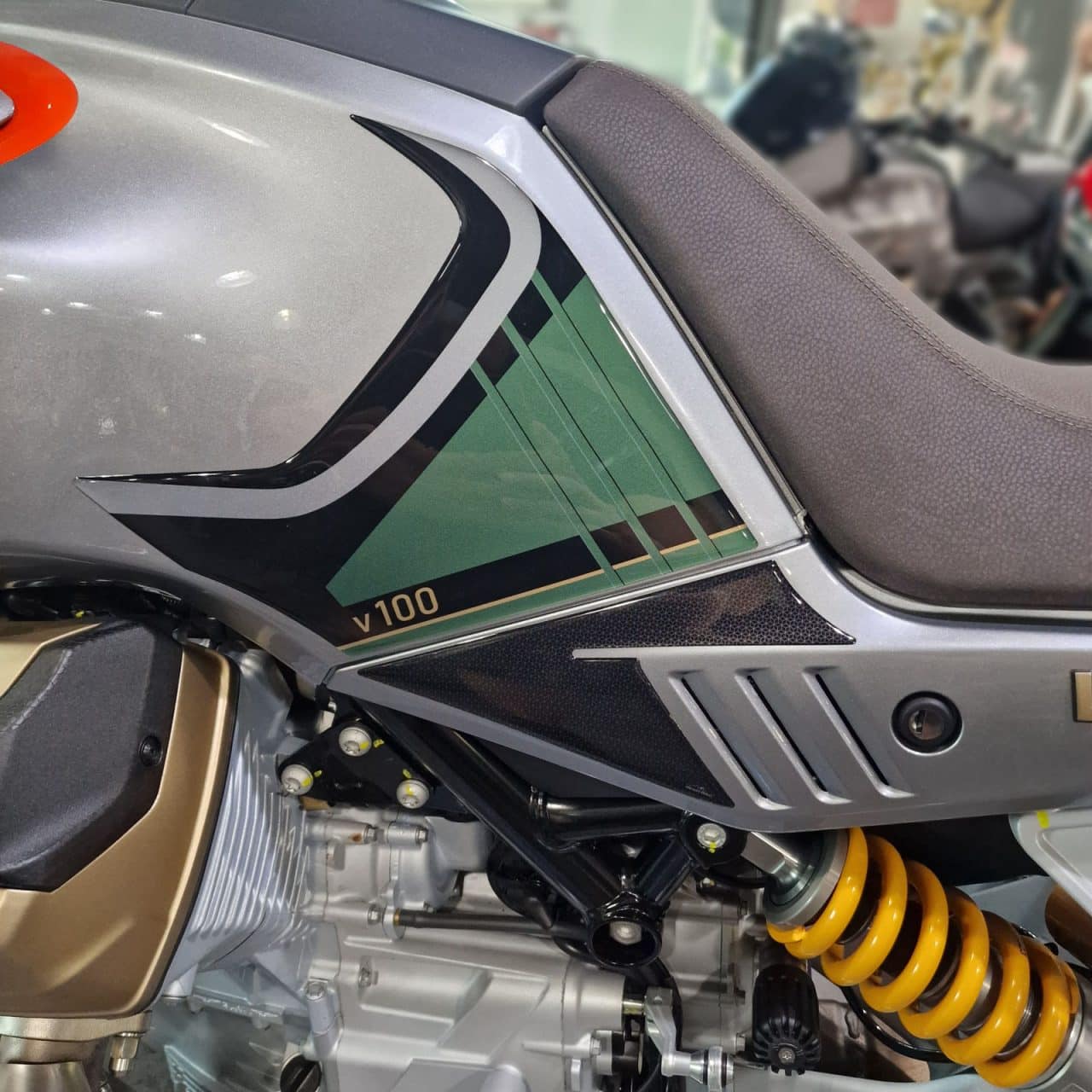 Kit Serbatoio Adesivi 3D compatibili con Moto Guzzi V100 Mandello 2023 Verde - immagine 4