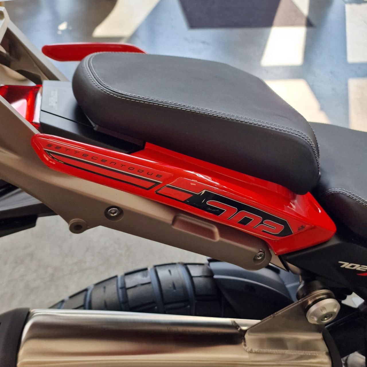 Adesivi 3D compatibili con Benelli TRK 702X Maniglie Passeggero Rosse - immagine 5