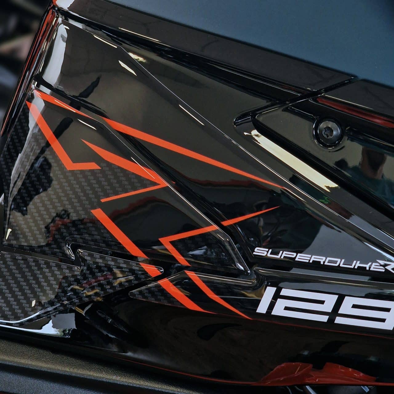 Adesivi 3D compatibili con KTM 1290 R Super Duke 2022-2023 Laterali Serbatoio - immagine 4