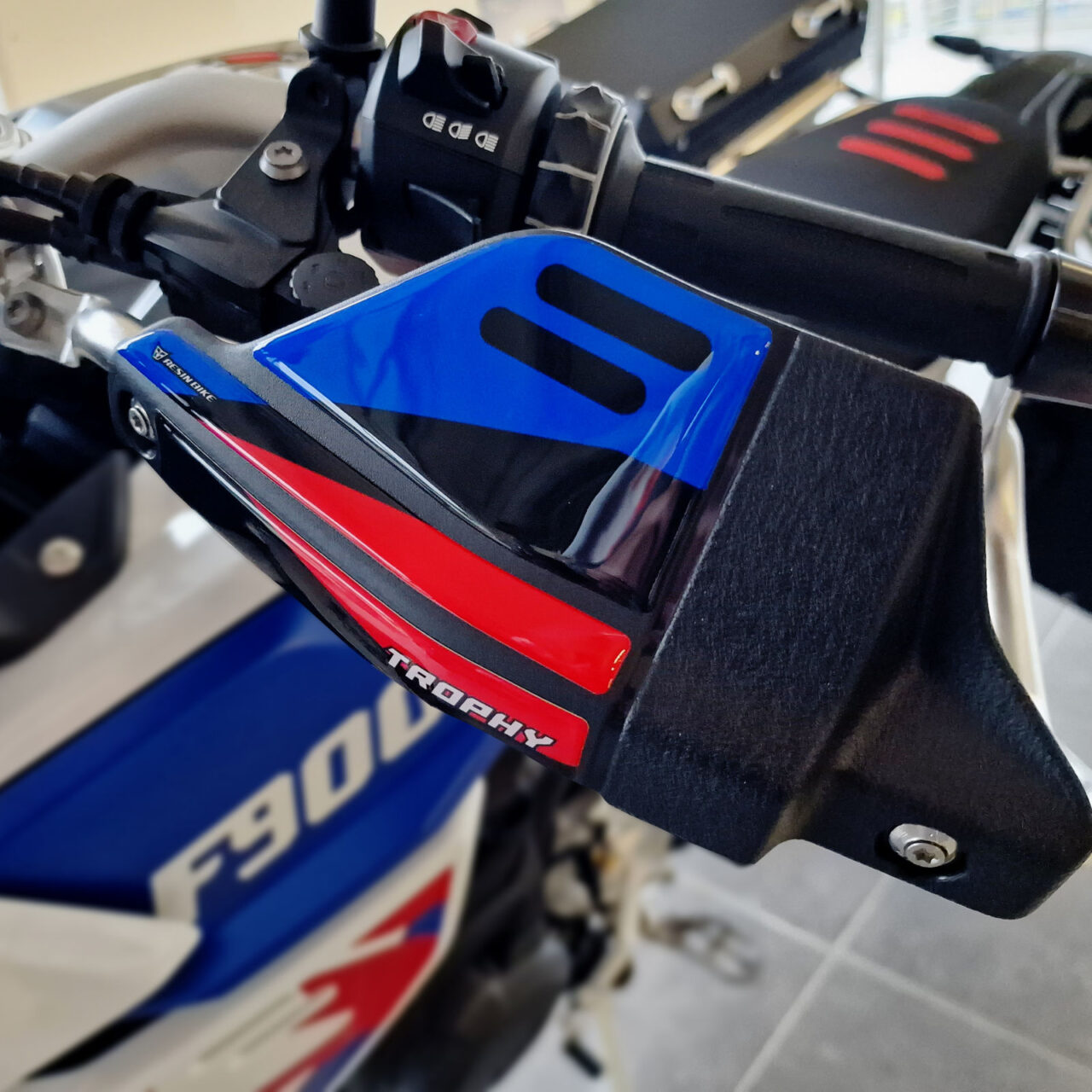 Adhesivos 3D de Moto compatibles con BMW F 900 GS Trophy 2024 Paramanos - Imagen 5