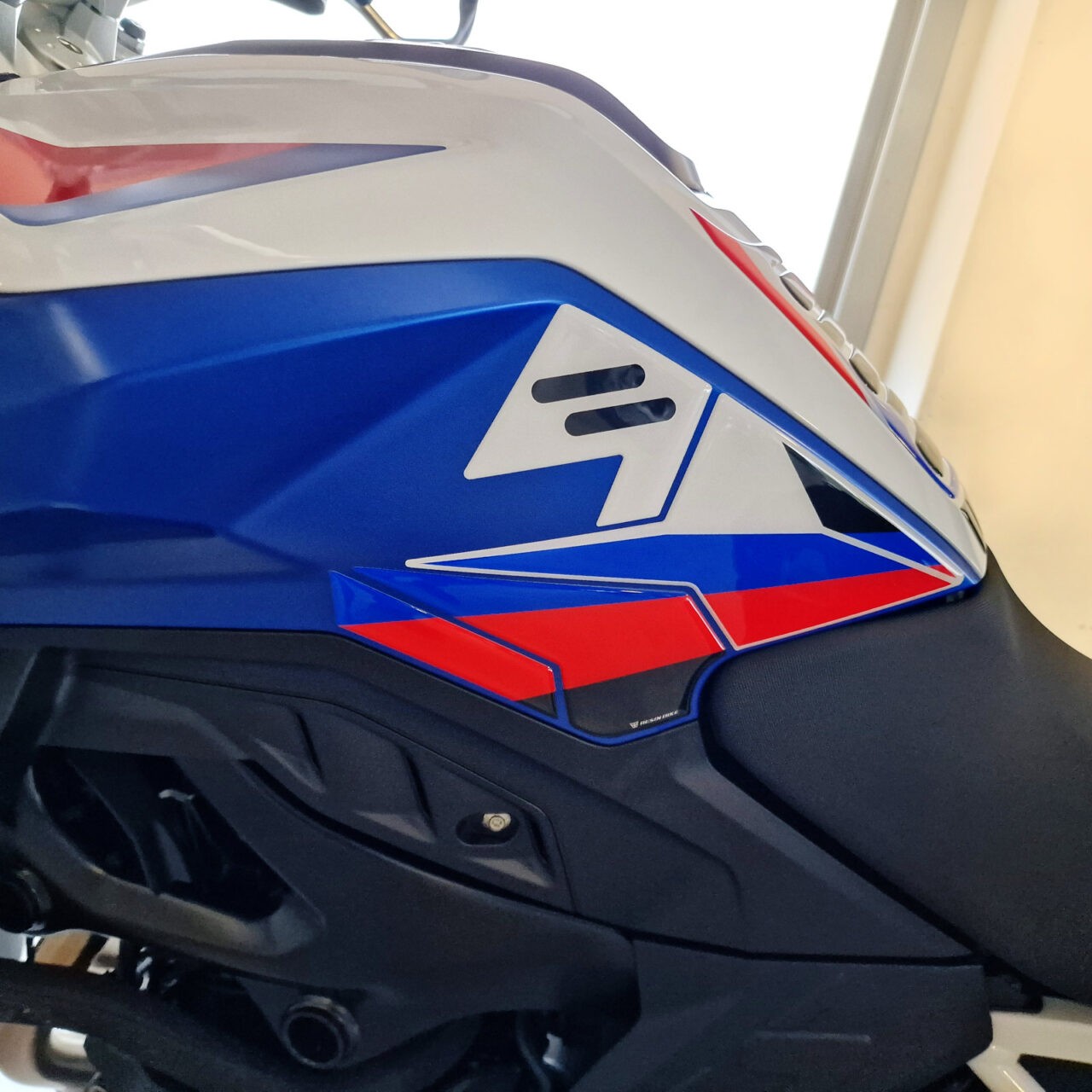 Autocollant 3D compatibles avec BMW F 900 GS Trophy 2024 Latérales de Réservoir – Image 5