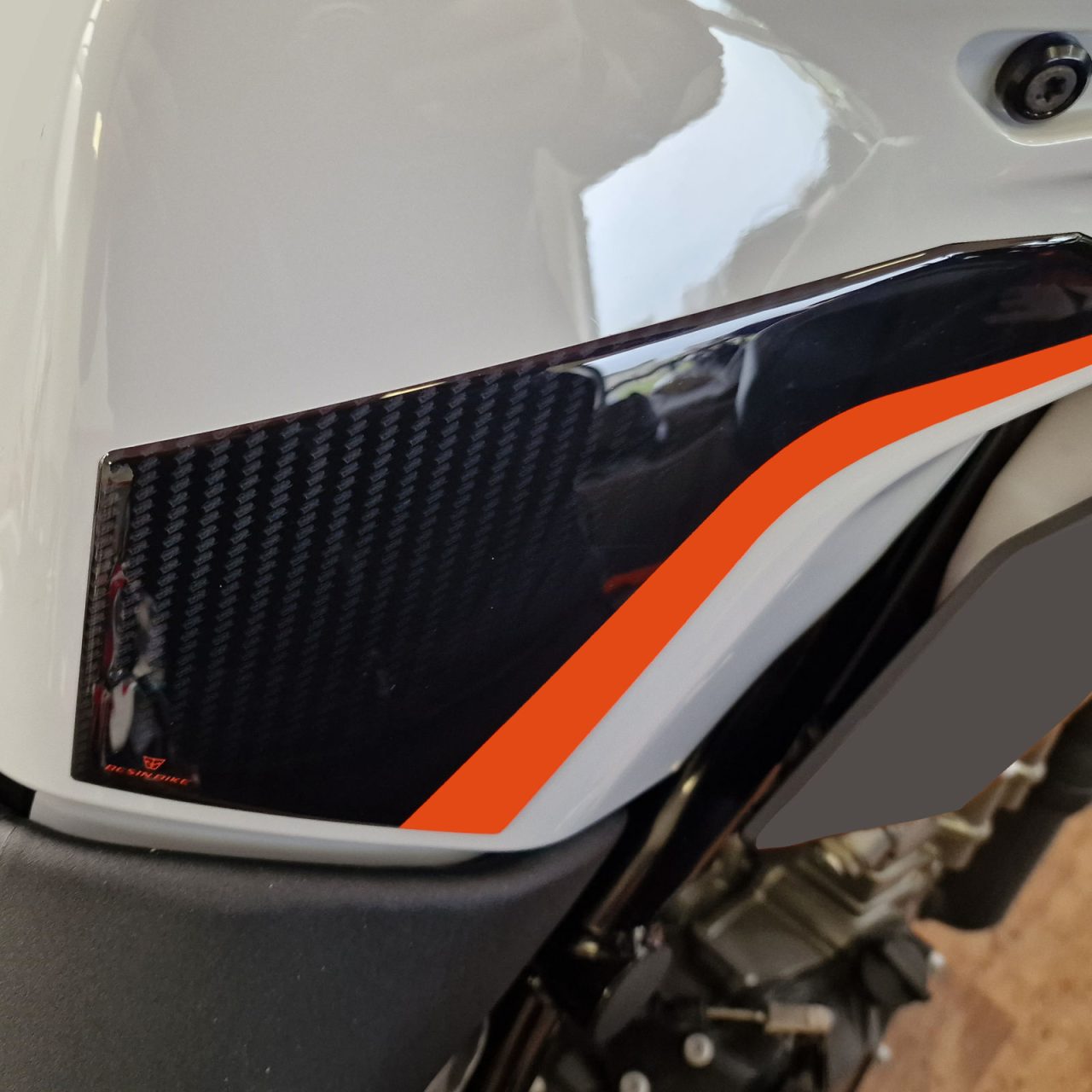 Adesivi 3D compatibili con KTM 790 - 890 Duke 2022-2024 Laterali Serbatoio Grip - immagine 4