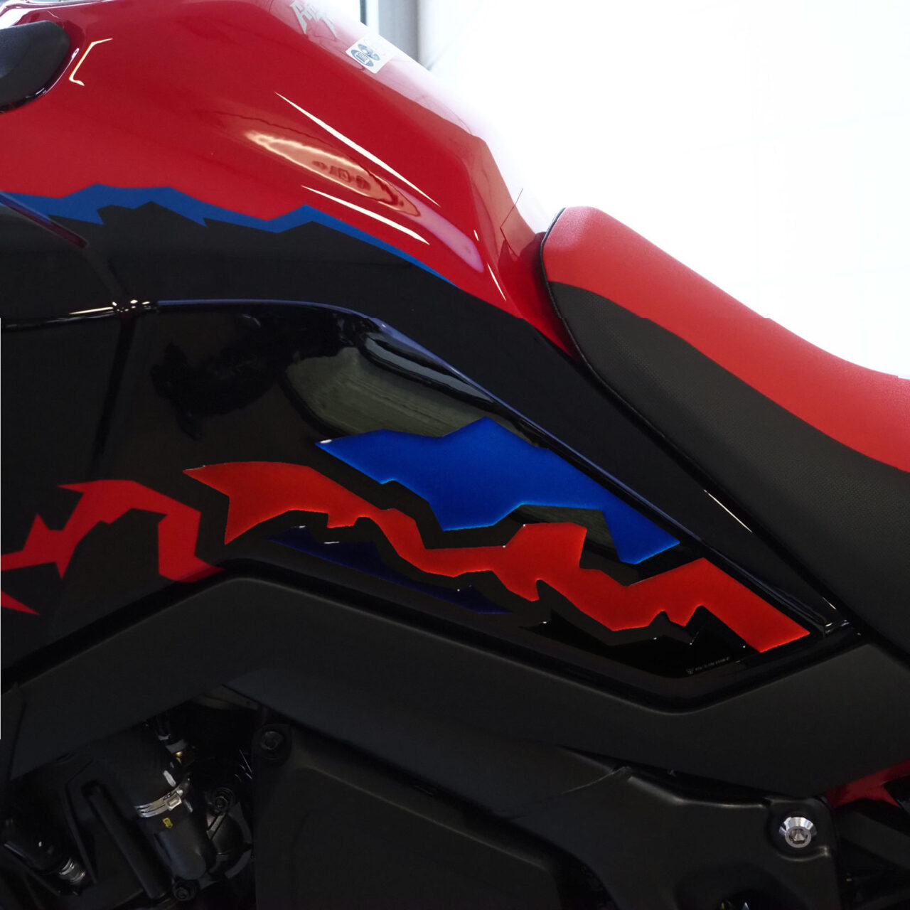 Adesivi 3D compatibili con Honda Africa Twin 1100 2024-2025 Laterali Serbatoio - immagine 5