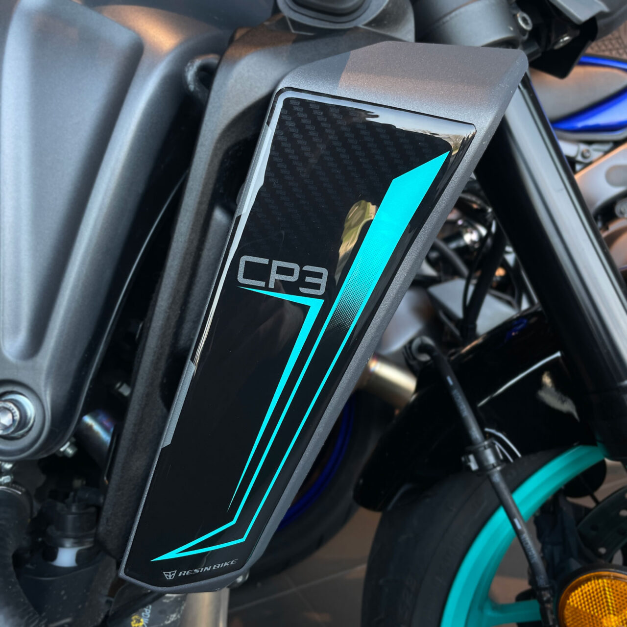 Adesivi 3D compatibili con Yamaha Mt 09 2024-2025 Fianchetti Radiatore Cyan