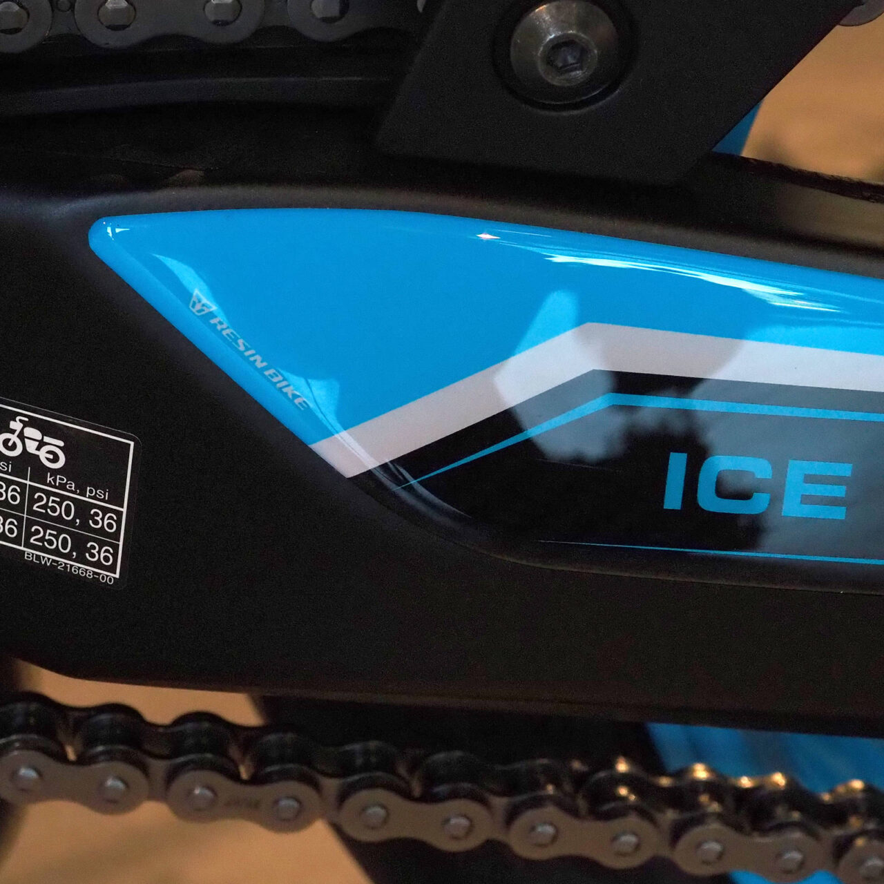 Adesivi 3D compatibili con Yamaha MT 07 2025 Protezione Forcellone Ice Storm – Image 4