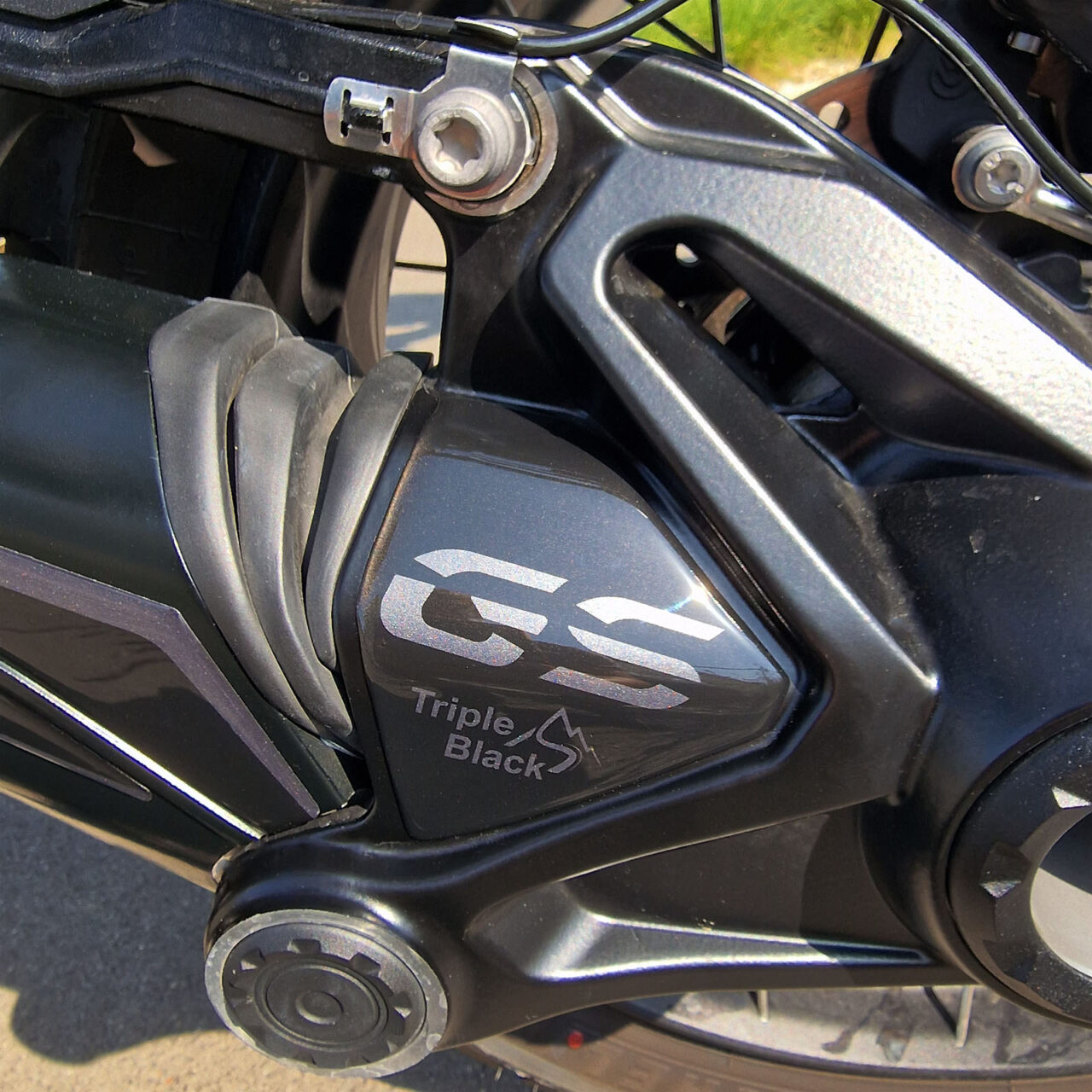 Adesivi 3D compatibili con BMW GS 1250 Adventure Triple Black 2024 Forcellone - Imagen 5