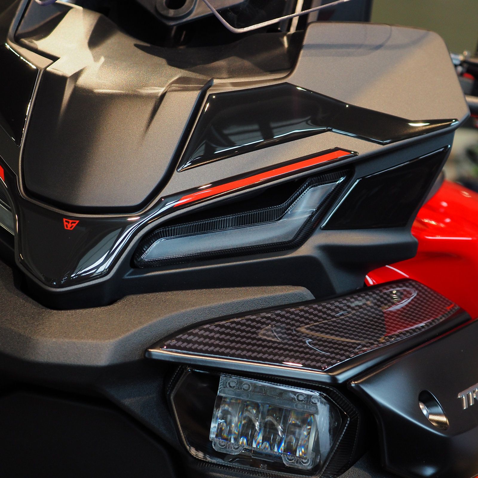 Pegatina Moto de Resina 3D compatibles con Yamaha Tracer 9 2025-2026 Redline Faros - Imagen 4