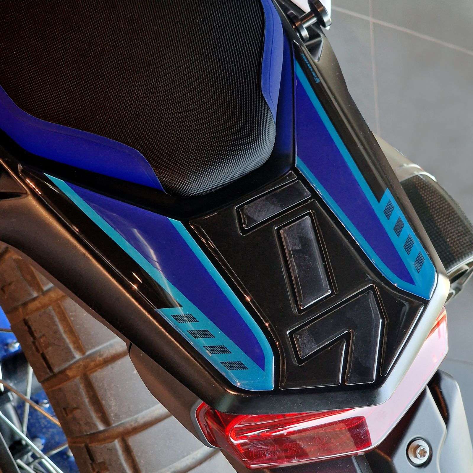 Adesivi 3D compatibili con Yamaha Tenere 700 2025-2026 Blu Protezione Codino - immagine 4
