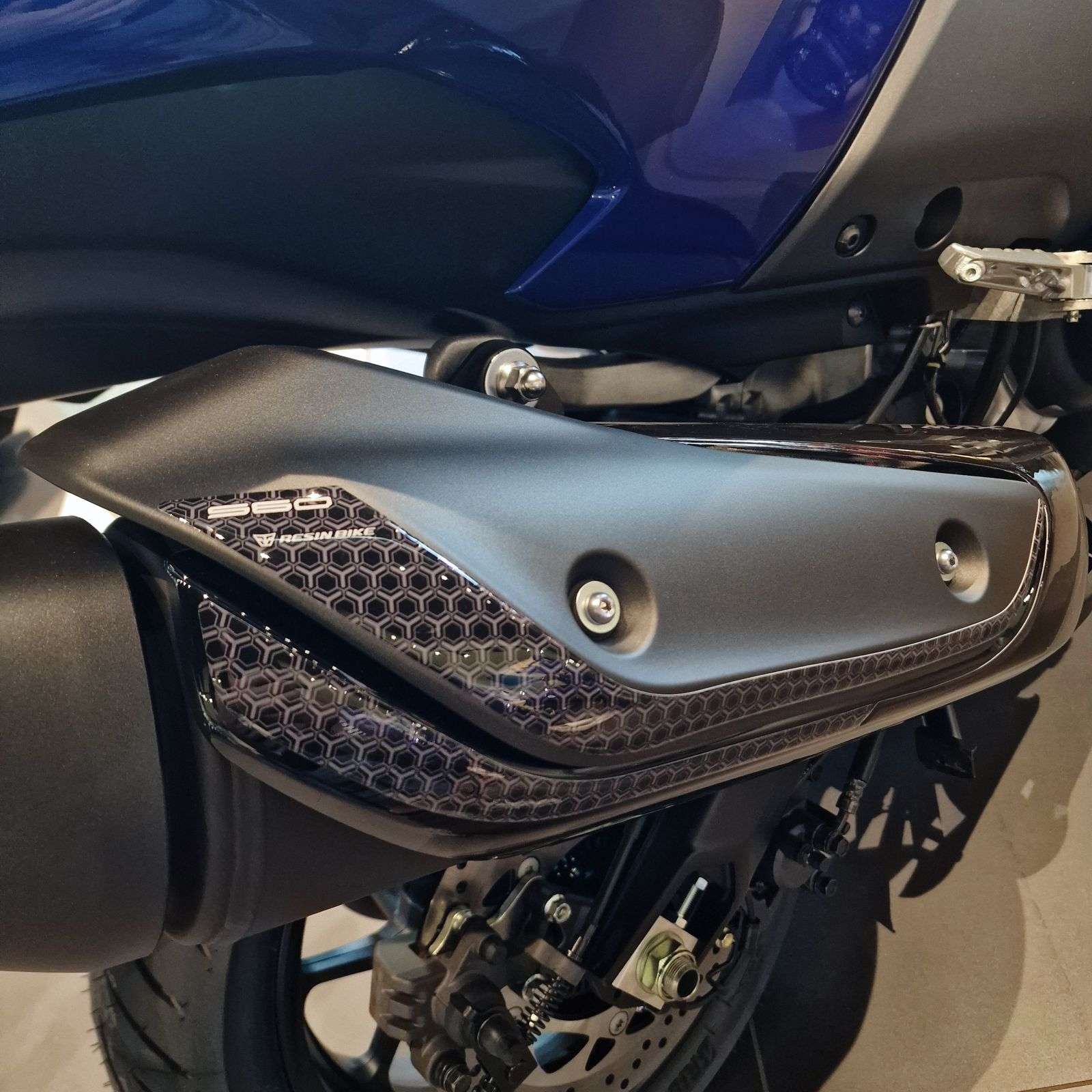 Adhesivos 3D compatibles con Yamaha TMax 560 2025-2026 Escape / Silenciador - Imagen 4